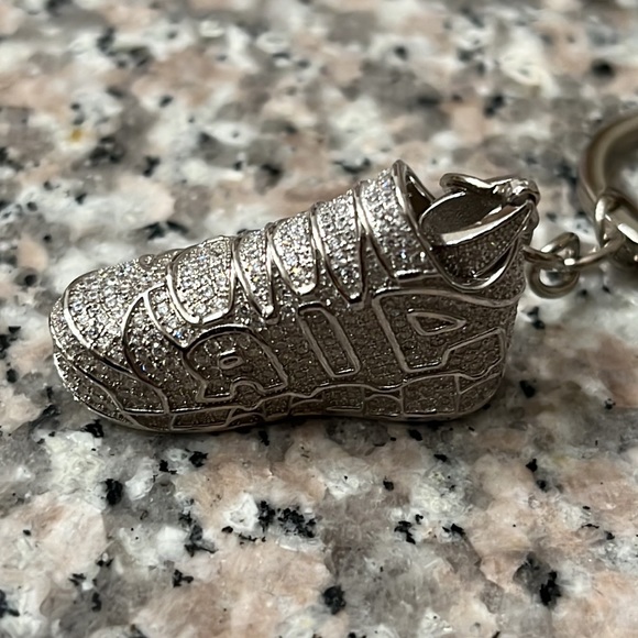 SNEAKER KEYCHAIN - Picture 2 of 3